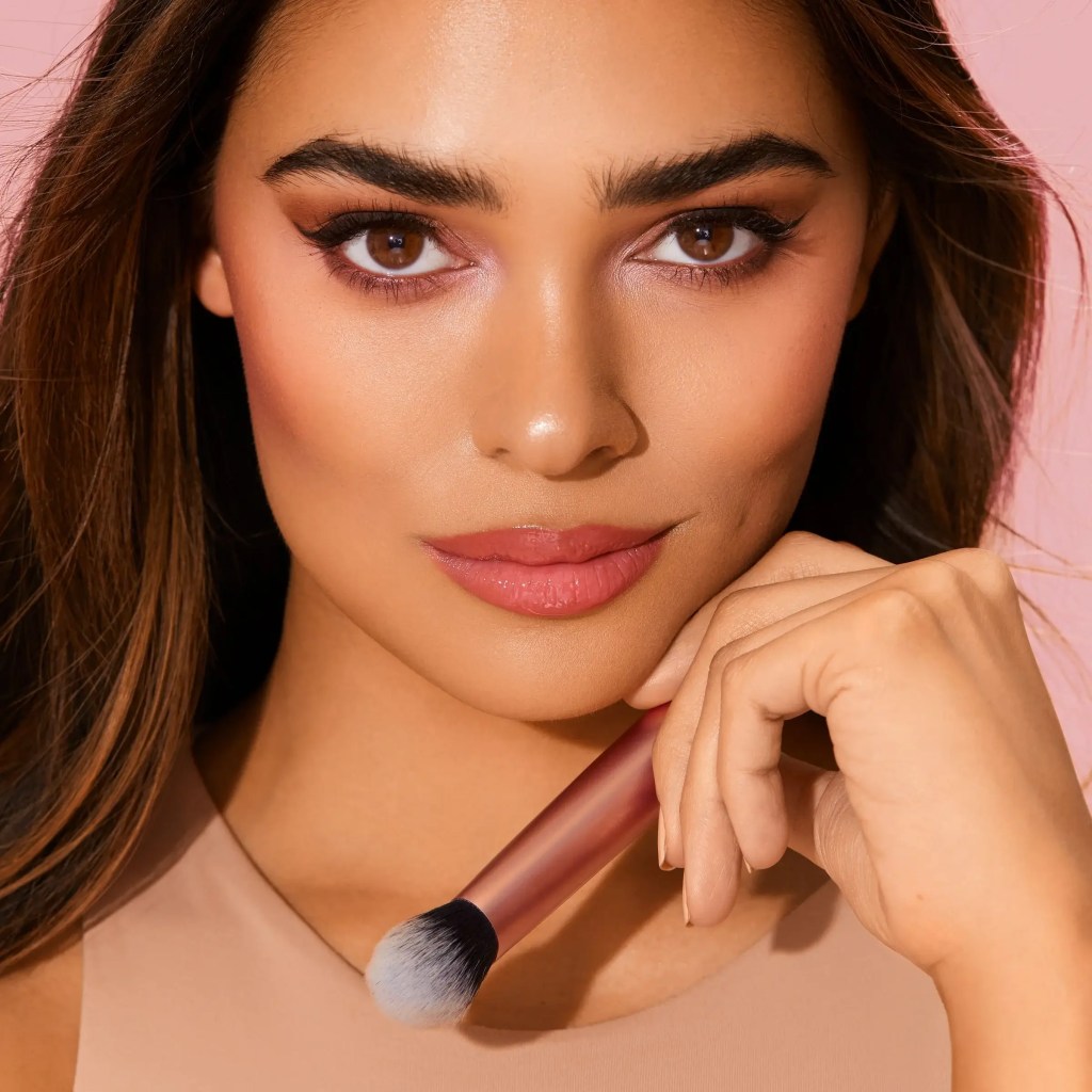 soft makeup brush that doesn’t tug on fine lines