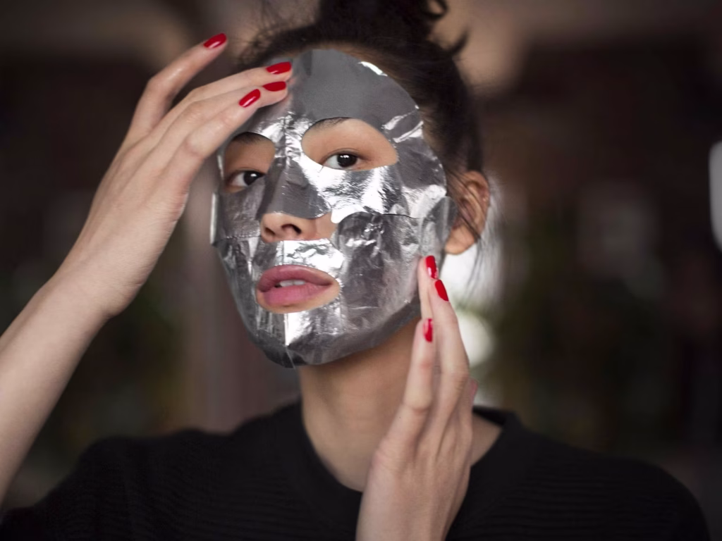 Propolis and honey mask jar nourishing the barrier of dull, aging skin